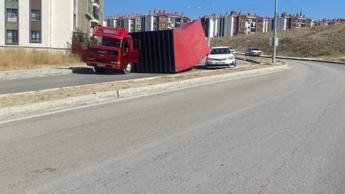 Kamyonun dorsesi devrildi: Gördüğü kazayı spiker gibi anlattı