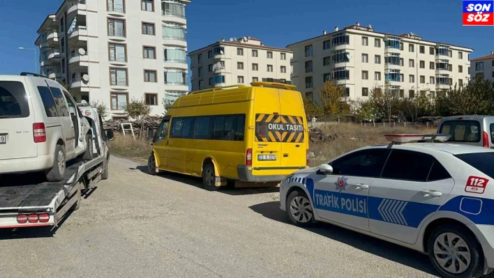 Öğrenci servisi hafif ticari araç ile çarpıştı: 2 yaralı