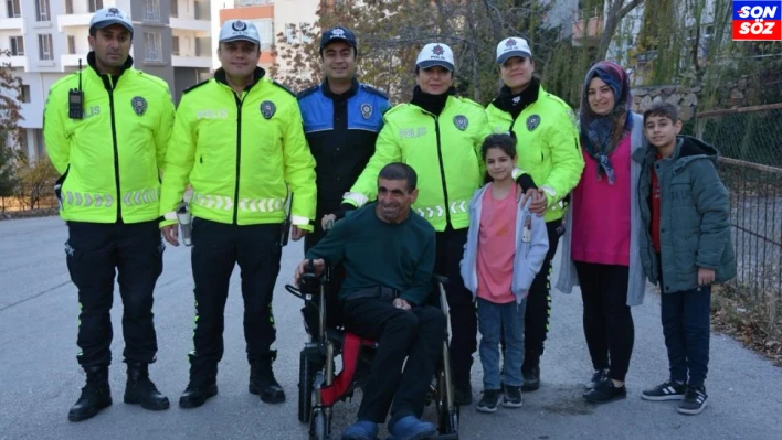 Polisin örnek davranışı üzerine hayırsever tarafından engelli şahsa akülü araç hediye edildi