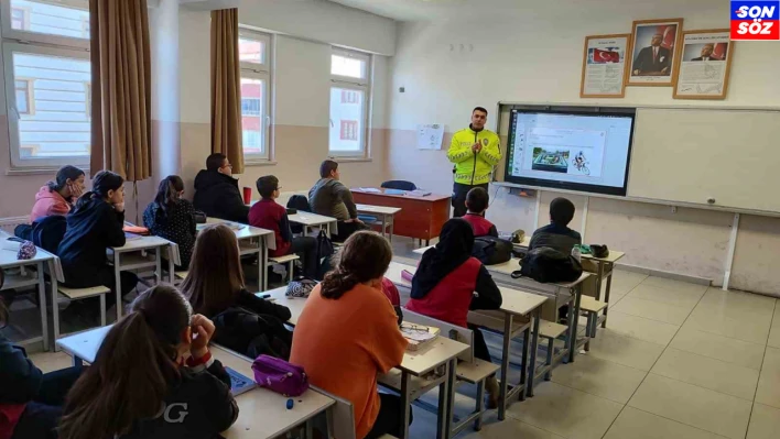 Polisten öğrencilere trafik eğitimi