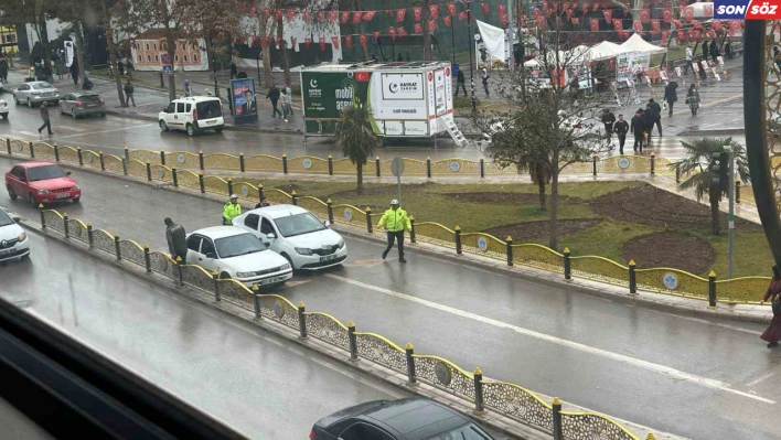 Trafikte arızalanan aracın yardımına polis ekipleri yetişti