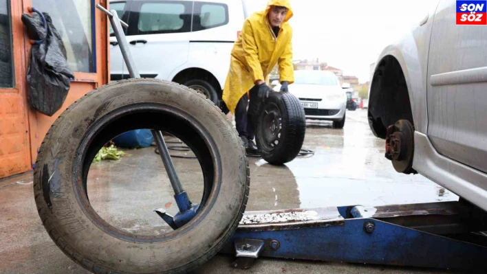 Yağış geldi, yasak başlamadan oto lastikçilerde yoğunluk başladı