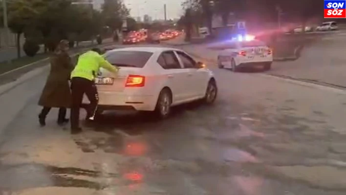 Yolda kalan kadın sürücünün yardımına, polis ekipleri yetişti