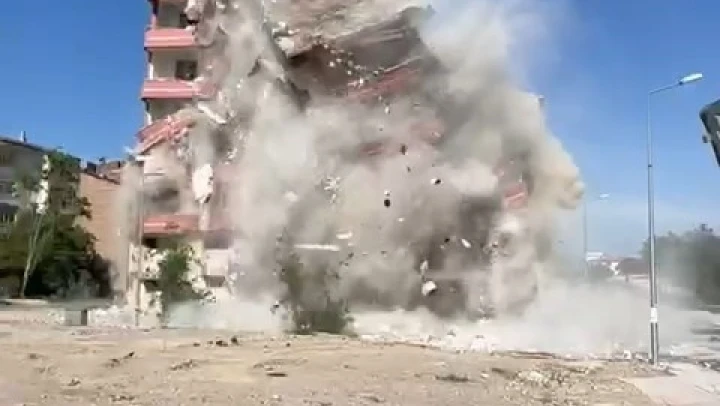 Elazığ'da ağır hasarlı bina, tek dokunuşla yerle bir oldu

