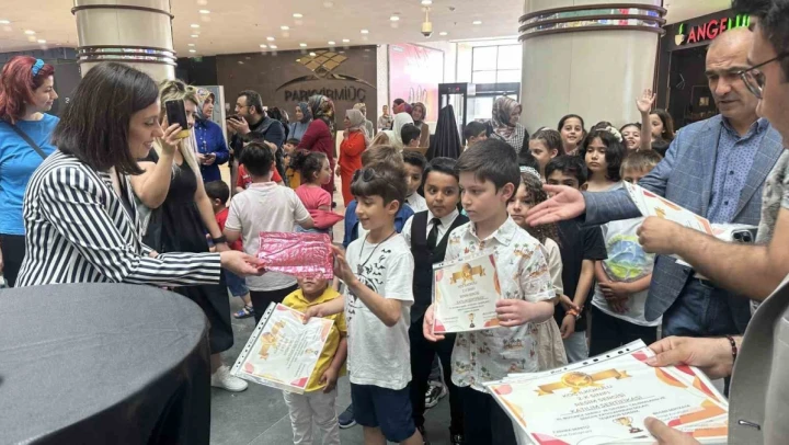 Minik öğrencilerin yıl sonu resim sergisi beğeni topladı

