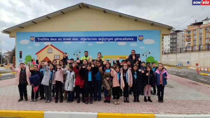 Elazığ'da öğrencilere trafik uygulamaları anlatıldı