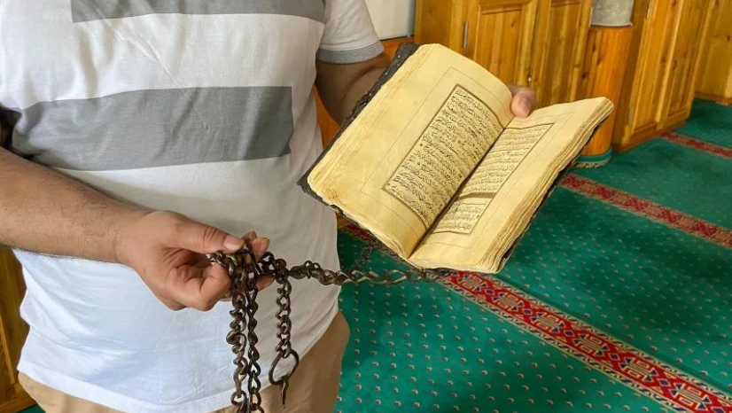 300 yıldır muhafaza edilen Kur'an-ı Kerim'in kapağındaki zincirler dikkat çekiyor