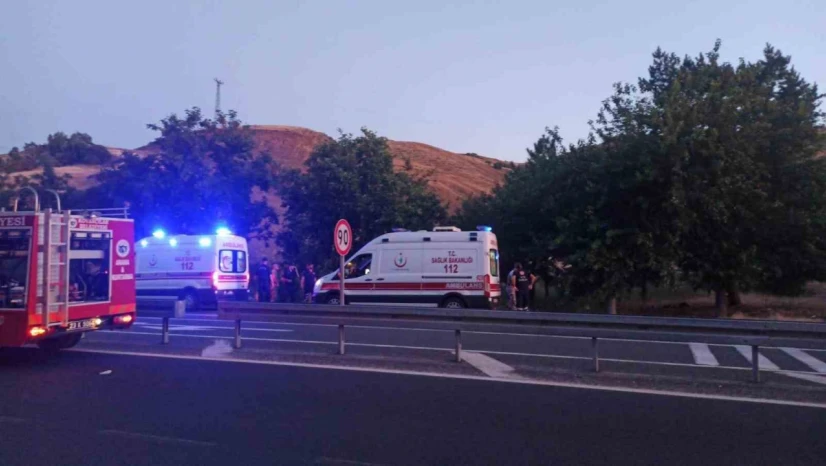 Elazığ'da otomobil şarampole uçtu: 4 yaralı